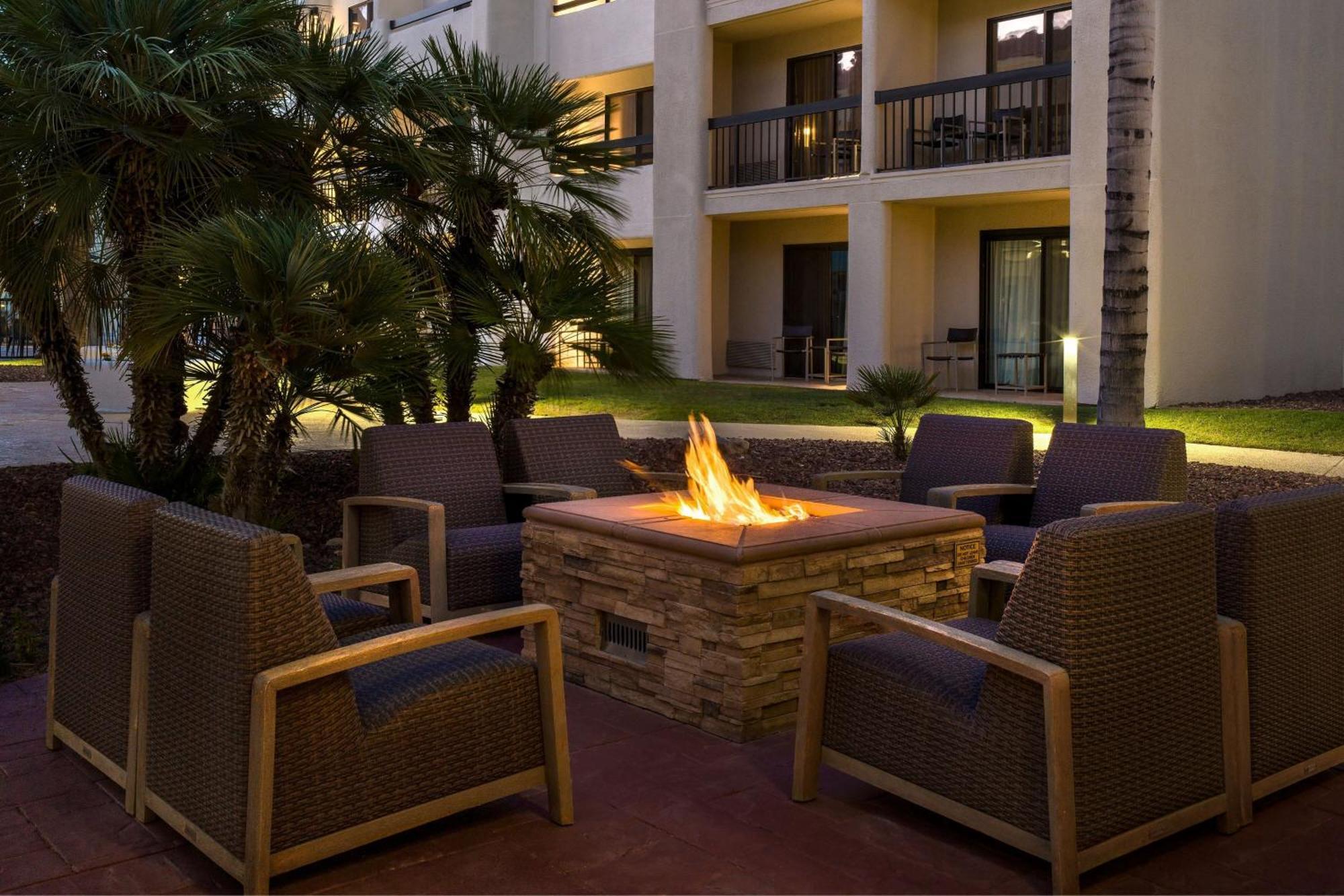 Courtyard By Marriott Palm Springs